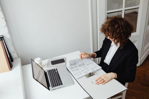 avocate devant son dossier